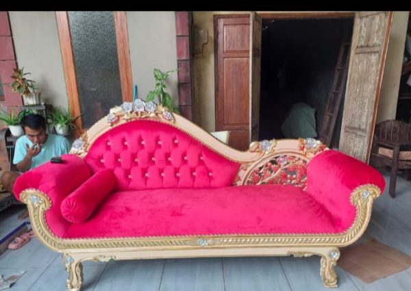 Sofa Santai Mewah Ukir Jepara Merah Velvet