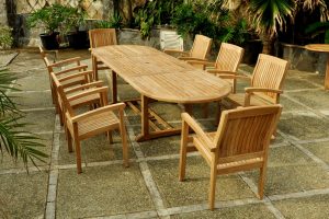 Set meja dan kursi outdoor dari kayu solid dengan 8 kursi untuk taman