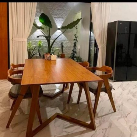 meja makan kayu jati minimalis modern dengan 4 kursi di ruang makan terang