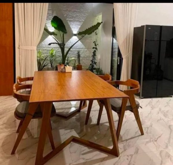 meja makan kayu jati minimalis modern dengan 4 kursi di ruang makan terang