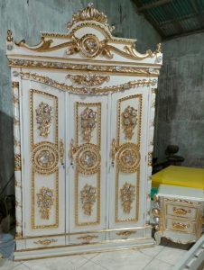 Lemari pakaian mewah ukiran jati 3 pintu