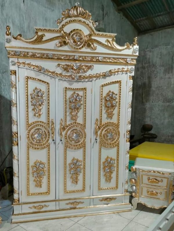 Lemari pakaian mewah ukiran jati 3 pintu