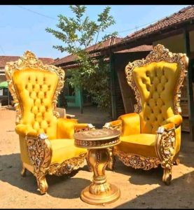 Kursi Tamu Mewah Klasik Ukir Jepara Emas dengan Meja Samping, Kain Beludru Kuning