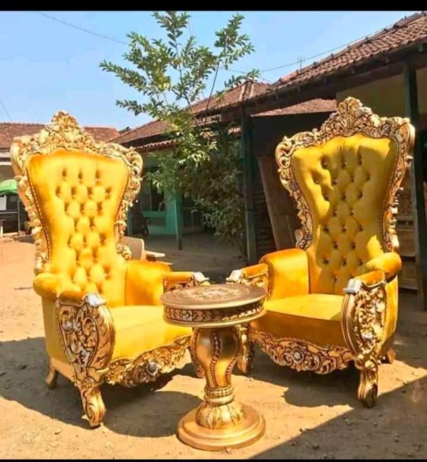 Kursi Tamu Mewah Klasik Ukir Jepara Emas dengan Meja Samping, Kain Beludru Kuning