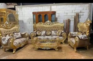 Set Kursi Tamu Mewah Ukiran Jati Jepara Klasik Gold dengan detail ukiran halus dan bantal motif