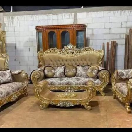 Set Kursi Tamu Mewah Ukiran Jati Jepara Klasik Gold dengan detail ukiran halus dan bantal motif