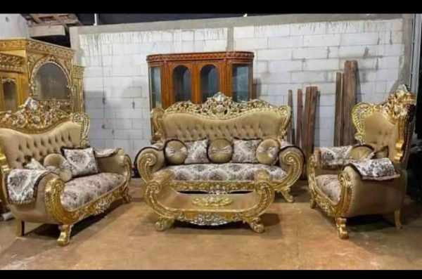 Set Kursi Tamu Mewah Ukiran Jati Jepara Klasik Gold dengan detail ukiran halus dan bantal motif