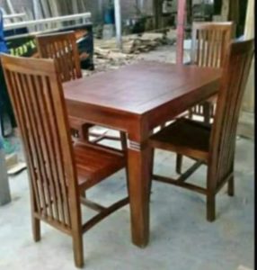 Meja makan kayu jati 4 kursi dengan desain minimalis dan finishing natural, cocok untuk interior modern.