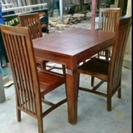 Meja makan kayu jati 4 kursi dengan desain minimalis dan finishing natural, cocok untuk interior modern.