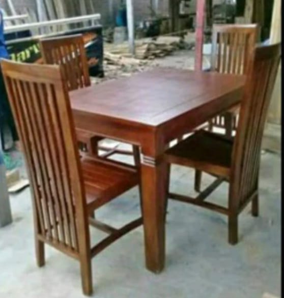 Meja makan kayu jati 4 kursi dengan desain minimalis dan finishing natural, cocok untuk interior modern.